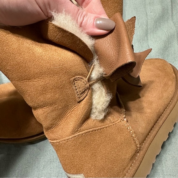 Ugg Daelynn Chestnut Leather Bailey Bow Short Boots - Picture 6 of 9